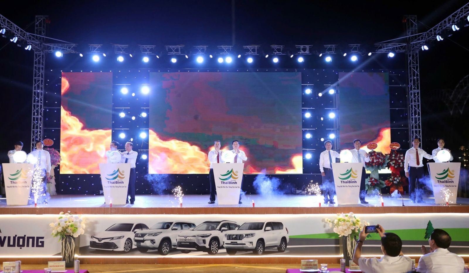 Các đồng chí lãnh đạo tỉnh thực hiện nghi thức khai mạc Tuần Du lịch Thái Bình năm 2025 và khai trương Phố đi bộ thành phố Thái Bình.