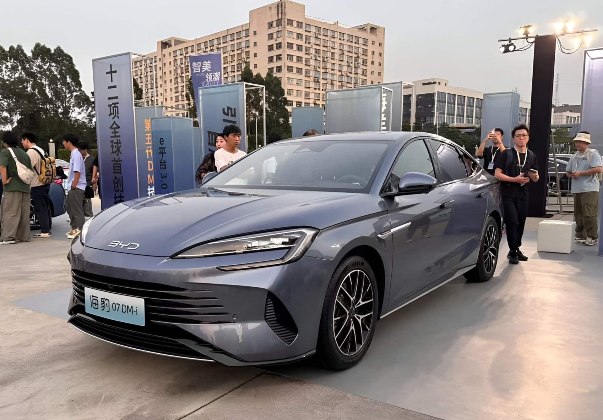 Nhà sản xuất ô tô lớn nhất Trung Quốc chuyển hướng sang hybrid