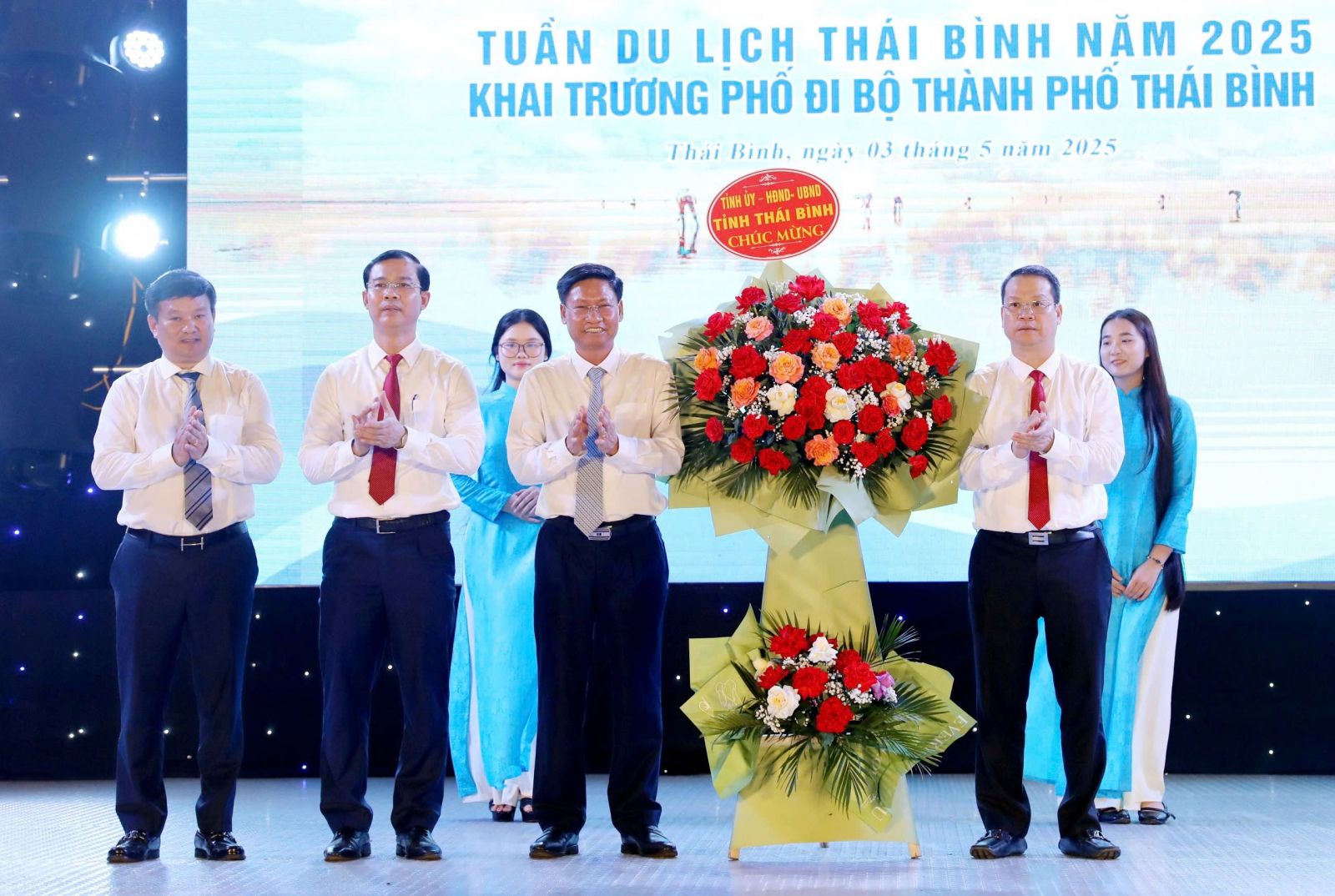 Đồng chí Nguyễn Mạnh Hùng, Phó Bí thư Tỉnh ủy, Chủ tịch UBND tỉnh tặng hoa chúc mừng các đơn vị tổ chức.