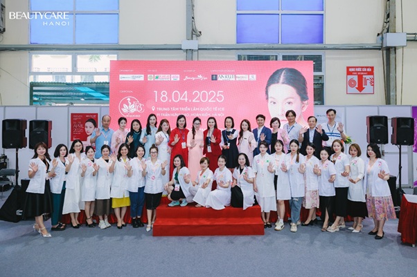 Thí sinh và ban tổ chức chụp ảnh lưu niệm sau giao lưu tay nghề tại Beautycare Expo 2025 tại Hà Nội Thí sinh và ban tổ chức chụp ảnh lưu niệm sau giao lưu tay nghề tại Beautycare Expo 2025 tại Hà Nội