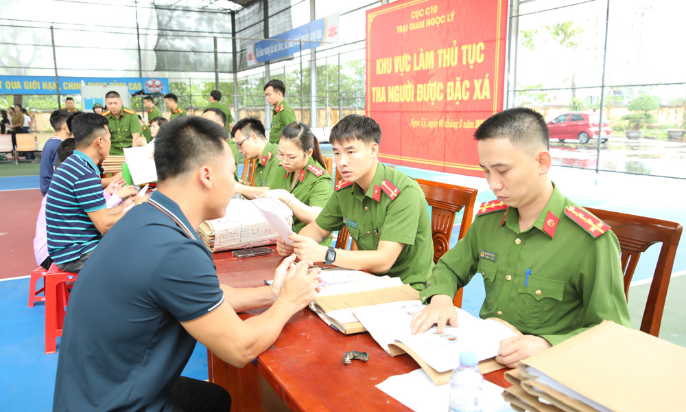 Cán bộ Trại giam Ngọc Lý giải quyết các thủ tục cần thiết cho người được đặc xá.