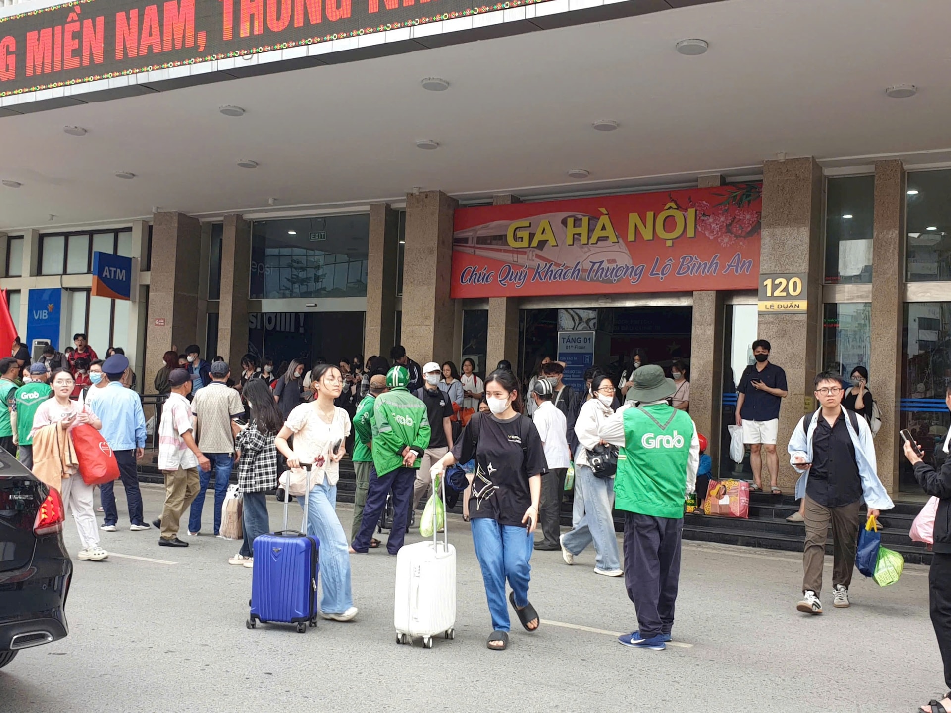 Ga Hà Nội đón gần 10.000 hành khách trong ngày nghỉ lễ cuối cùng. Ảnh: Thanh Thuý Ga Hà Nội đón gần 10.000 hành khách trong ngày nghỉ lễ cuối cùng. Ảnh: Thanh Thuý