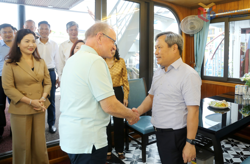 Ông Vũ Đại Thắng, Ủy viên Trung ương Đảng, Bí thư Tỉnh ủy, Trưởng Đoàn ĐBQH tỉnh Quảng Ninh chào mừng Giáo sưJohn Anthony Quelch, nguyên Phó Hiệu trưởng của Trường kinh doanh Harvard, nguyên Hiệu trưởng Trường kinh doanh Miami Herbert (Hoa Kỳ) đến thăm Vịnh Hạ Long.