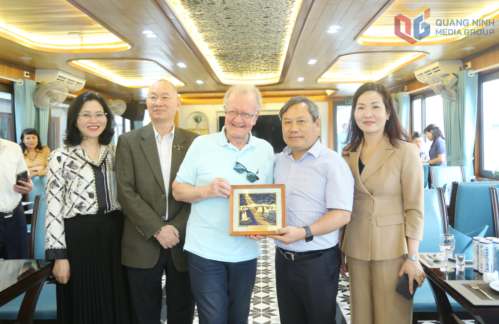 Bí thư Tỉnh uỷ Quảng Ninh tặng quà lưu niệm cho Giáo sư John Anthony Quelch.