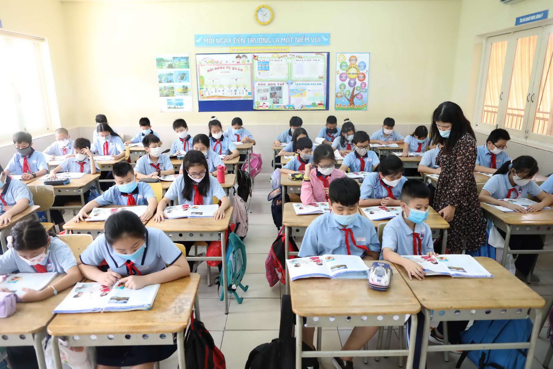 Tính đến hết kỳ I năm học 2024-2025, cả nước còn khoảng 60.000 biên chế được giao chưa tuyển dụng, trong khi đó số lượng giáo viên còn thiếu tính đến nay tăng lên hơn 120.000 giáo viên các cấp học mầm non, phổ thông công lập. (Ảnh minh họa)