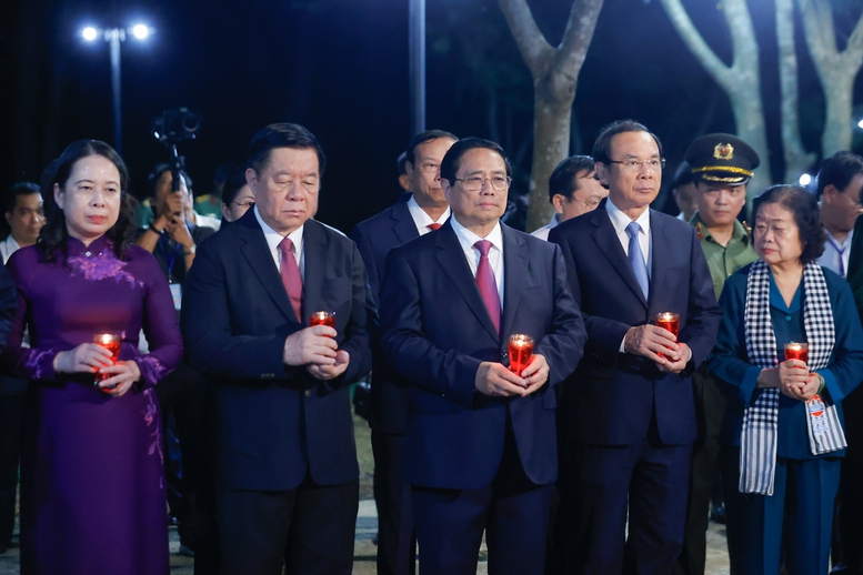 Thủ tướng Phạm Minh Chính và các đại biểu thắp nến tri ân các Anh hùng liệt sĩ tại Nghĩa trang Hàng Dương - Ảnh: VGP/Nhật Bắc Thủ tướng Phạm Minh Chính và các đại biểu thắp nến tri ân các Anh hùng liệt sĩ tại Nghĩa trang Hàng Dương - Ảnh: VGP/Nhật Bắc