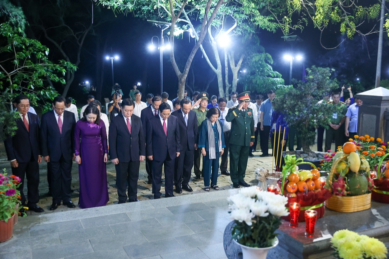 Trong chương trình, Thủ tướng Phạm Minh Chính và các đại biểu tưởng nhớ các Anh hùng liệt sĩ tại Nghĩa trang Hàng Dương - Ảnh: VGP/Nhật Bắc Trong chương trình, Thủ tướng Phạm Minh Chính và các đại biểu tưởng nhớ các Anh hùng liệt sĩ tại Nghĩa trang Hàng Dương - Ảnh: VGP/Nhật Bắc