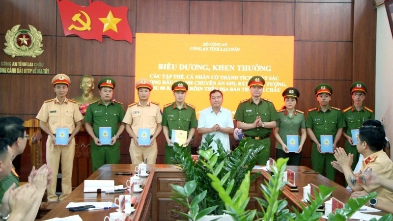 Khen thưởng chuyên án 425L, thu giữ 8 bánh heroin
