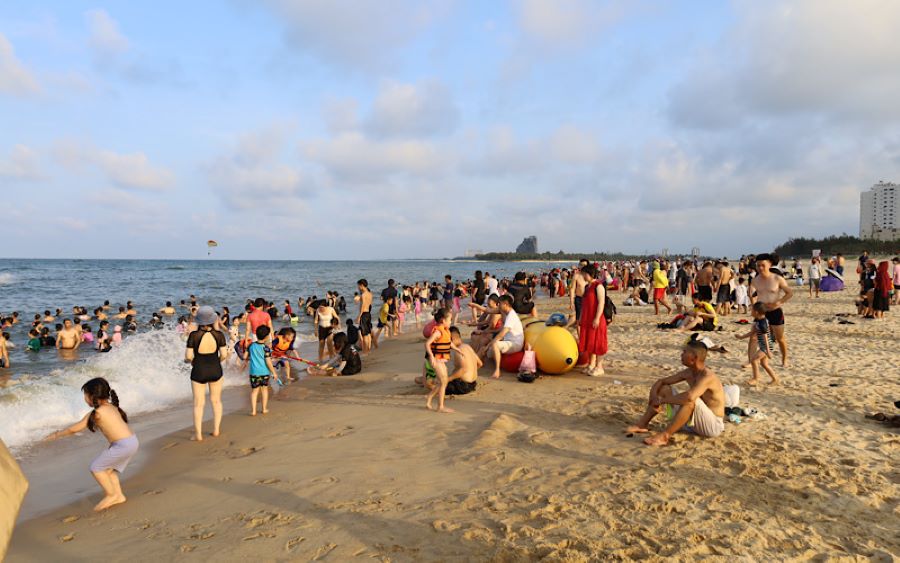 Bãi biển Nhật Lệ Quảng Bình thu hút khách trong dịp nghỉ lễ.