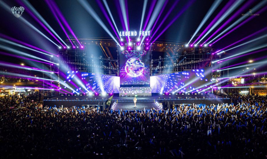 Chương trình biểu diễn nghệ thuật Legend Fest tại bán đảo Bảo Ninh, TP. Đồng Hới thu hút hàng nghìn lượt khách đến theo dõi.