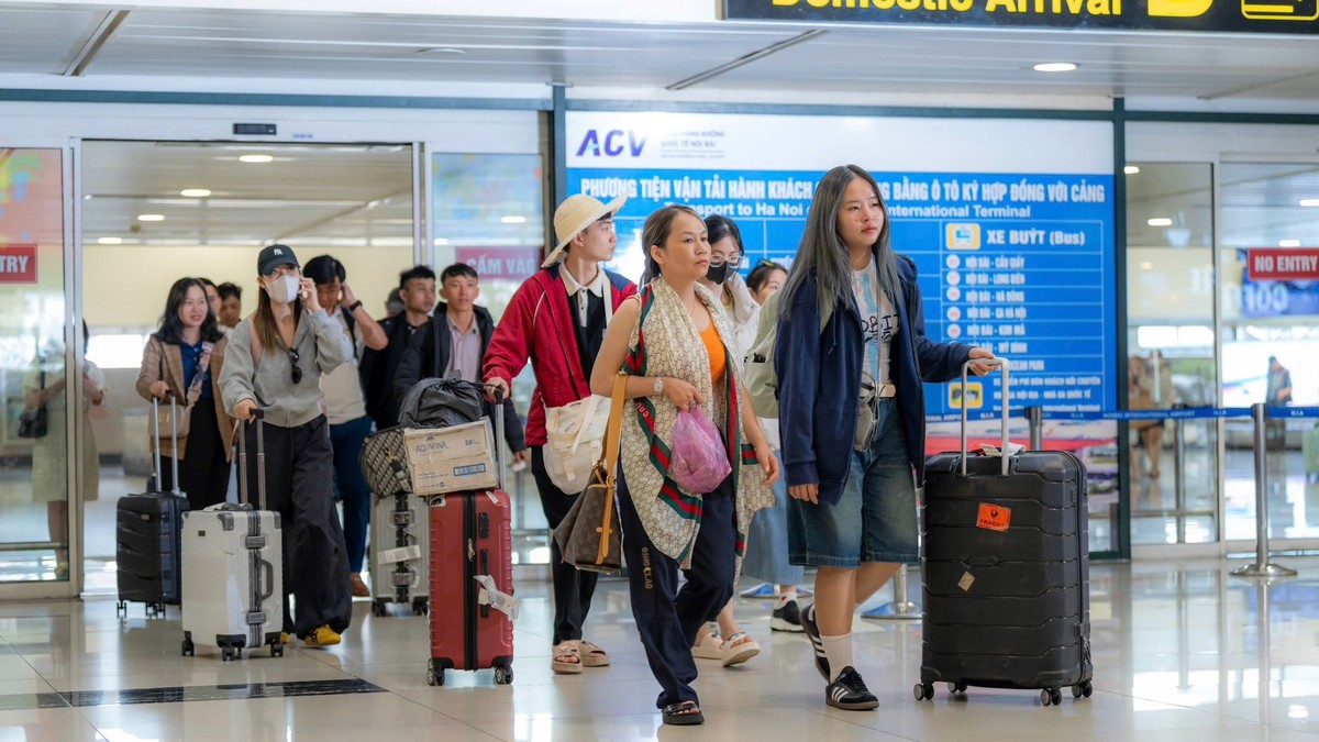 Hành khách trở lại Thủ đô chiều ngày 4/5 tại Sân bay Nội Bài. Ảnh: NIA. Hành khách trở lại Thủ đô chiều ngày 4/5 tại Sân bay Nội Bài. Ảnh: NIA.