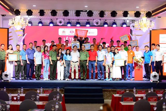 Ban Tổ chức và các vận động viên tại lễ trao giải.