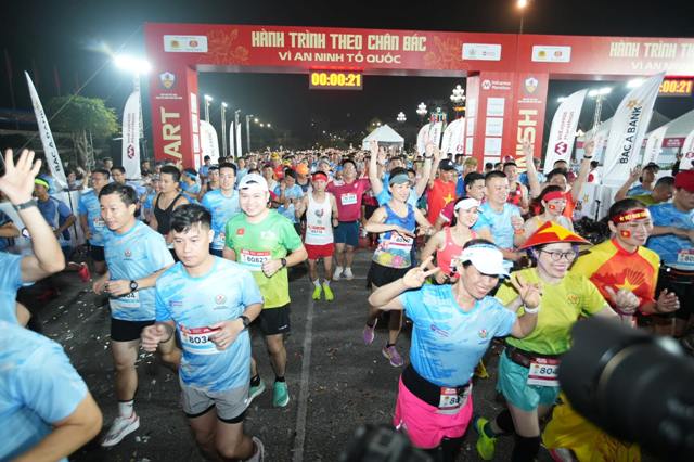 Gần 2.000 vận động viên tham gia giải chạy.