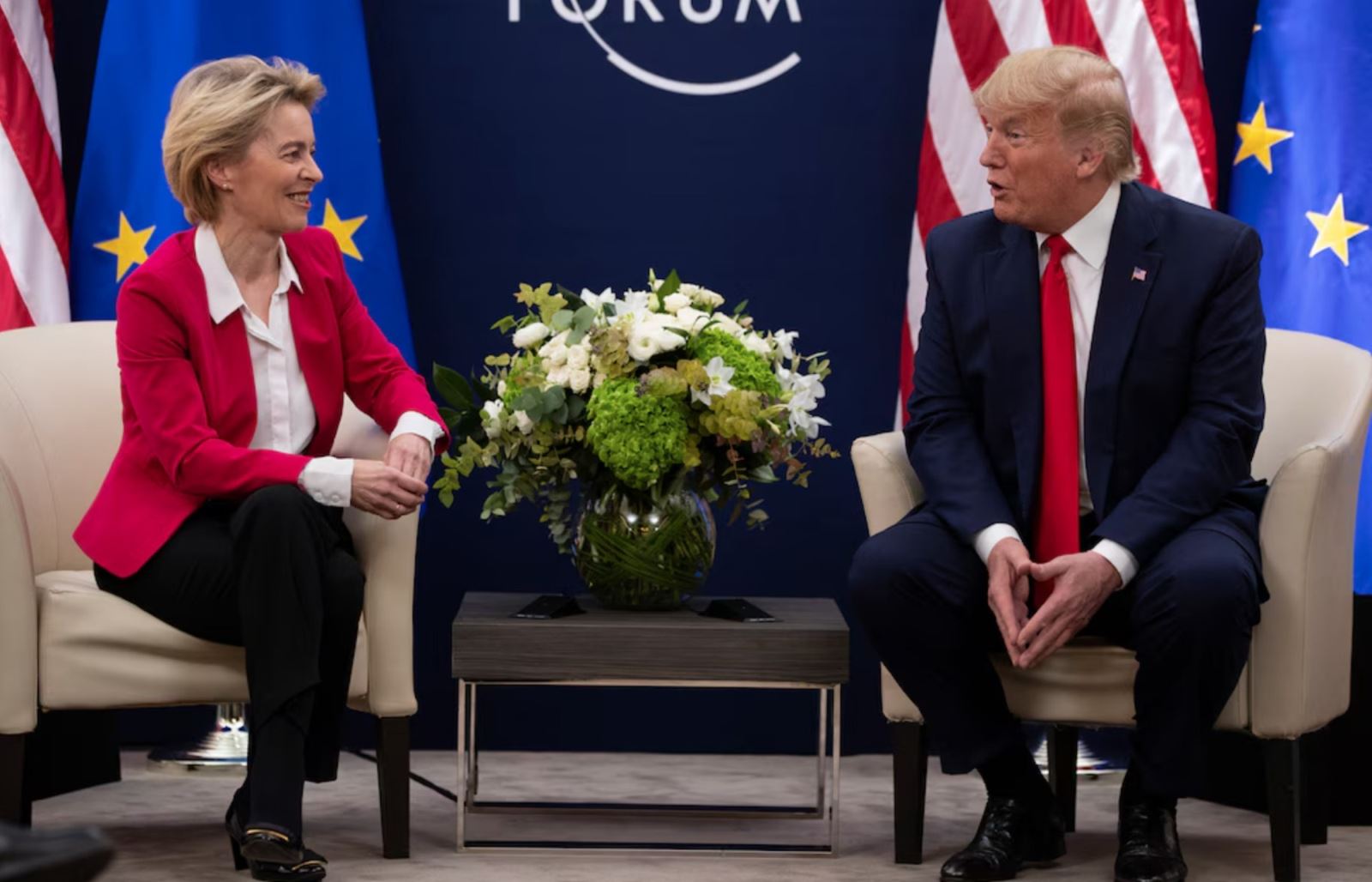 Chủ tịch Ủy ban châu Âu (EC) Ursula von der Leyen (trái) trong cuộc gặp Tổng thống Mỹ Donald Trump tại Davos, Thuỵ Sĩ, ngày 21/1/2020. Ảnh: AP/TTXVN Chủ tịch Ủy ban châu Âu (EC) Ursula von der Leyen (trái) trong cuộc gặp Tổng thống Mỹ Donald Trump tại Davos, Thuỵ Sĩ, ngày 21/1/2020. Ảnh: AP/TTXVN