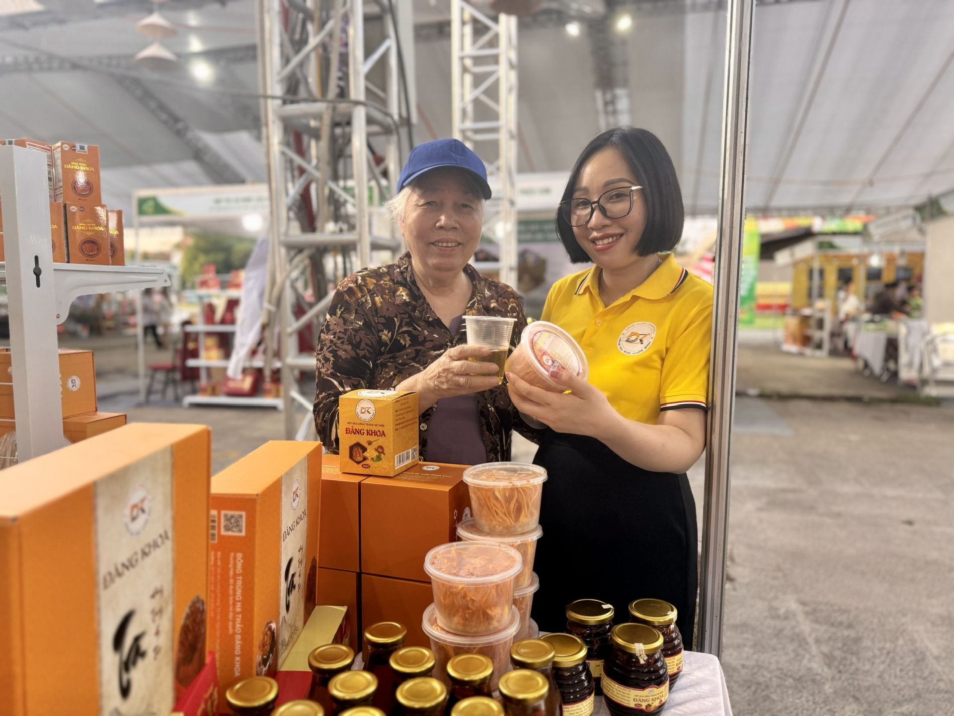 Khách hàng tham quan, mua sắm tại gian hàng bán sản phẩm đông trùng hạ thảo Đăng Khoa