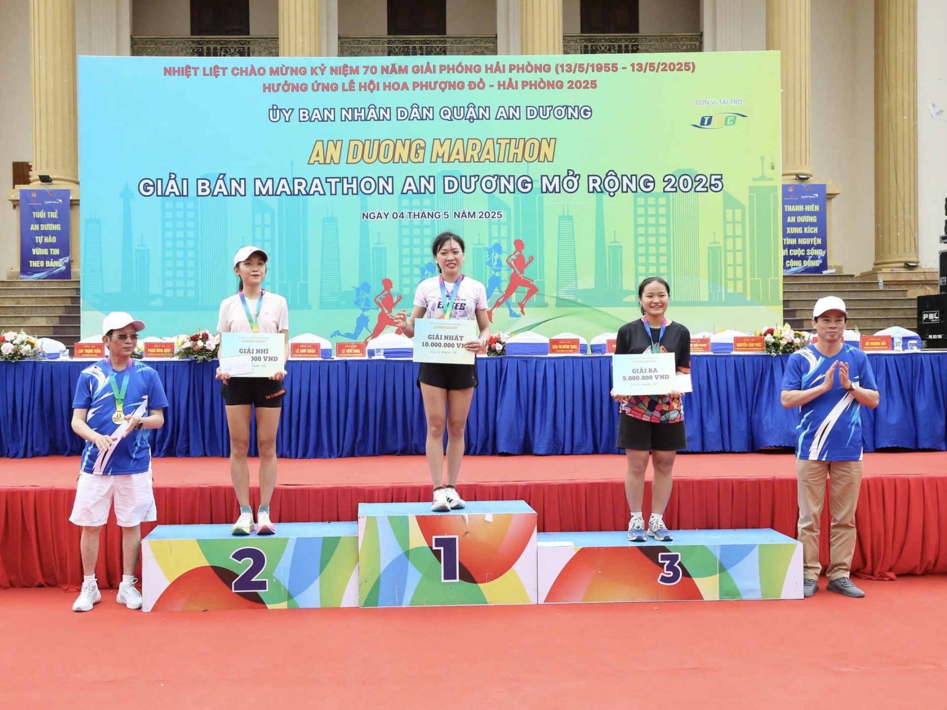 Trao giải cho các vận động viên giành chiến thắng trong Giải bán Marathon Quận An Dương năm 2025 Trao giải cho các vận động viên giành chiến thắng trong Giải bán Marathon Quận An Dương năm 2025