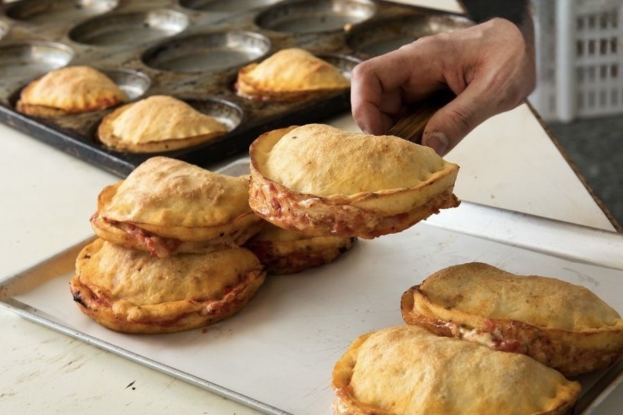 Bánh Panzerotti sẽ ngon và trọn vị hơn nếu như được thưởng thức ngay khi còn nóng.