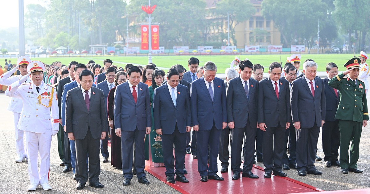 [Ảnh] Các đại biểu Quốc hội vào Lăng viếng Chủ tịch Hồ Chí Minh