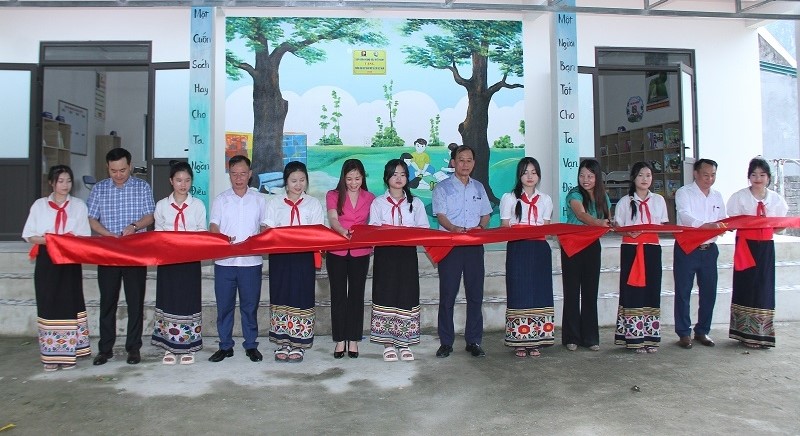Các đại biểu thực hiện nghi thức khánh thành công trình xây dựng và mua sắm trang thiết bị thư viện Trường THCS Vạn Xuân. Các đại biểu thực hiện nghi thức khánh thành công trình xây dựng và mua sắm trang thiết bị thư viện Trường THCS Vạn Xuân.