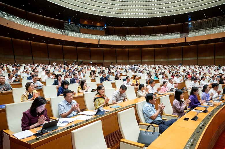 Quốc hội đã thông qua Nghị quyết về việc sửa đổi, bổ sung một số điều của Hiến pháp 2013 với tỷ lệ 100% đại biểu có mặt biểu quyết tán thành