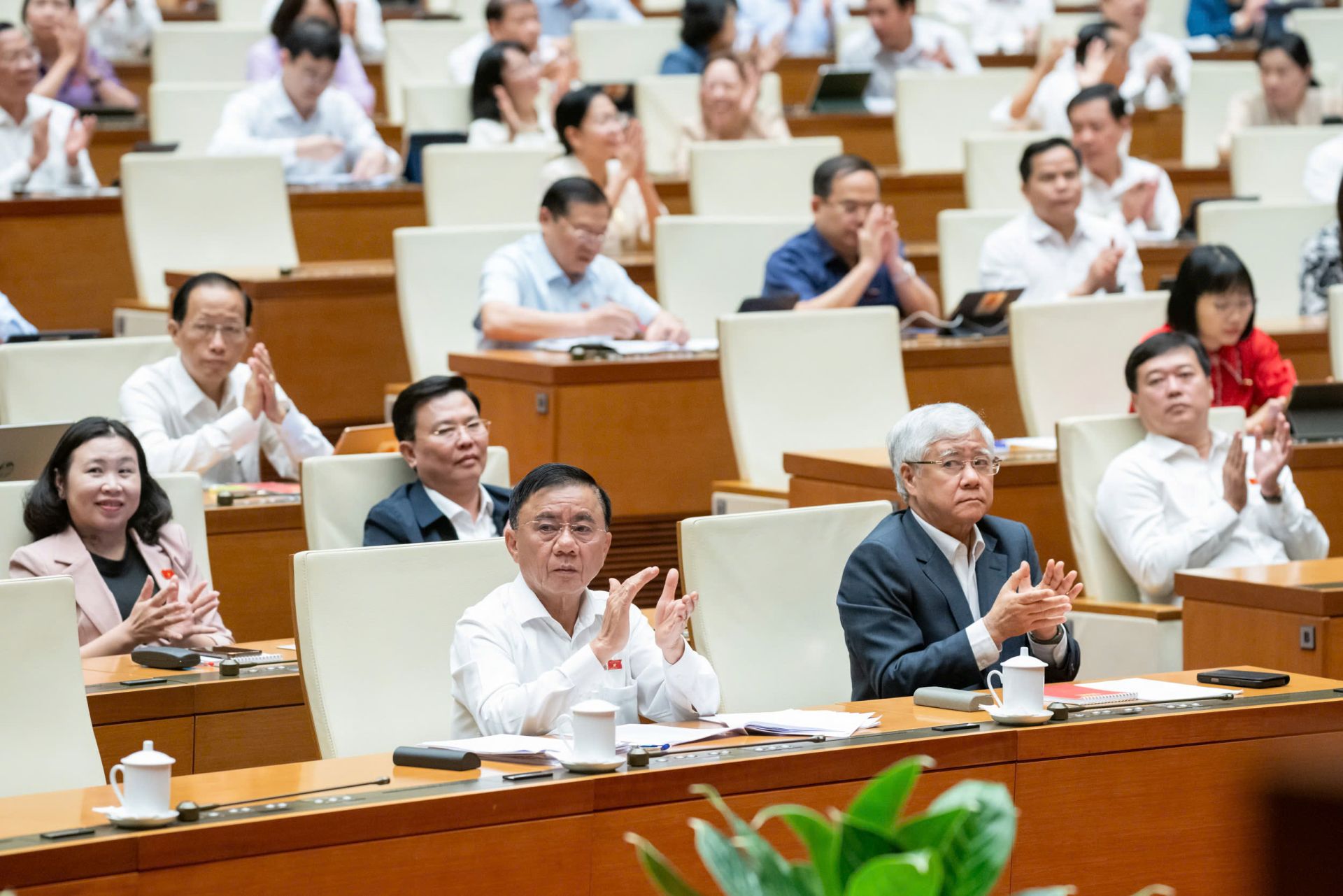 Quốc hội thông qua Nghị quyết về việc thành lập Ủy ban dự thảo sửa đổi, bổ sung một số điều của Hiến pháp năm 2013 với tỷ lệ 100% đại biểu có mặt biểu quyết tán thành