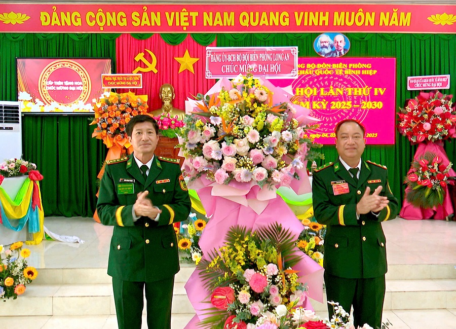 Đại tá Đàm Quang Ngoạt, Tỉnh uỷ viên, Phó Bí thư Đảng uỷ, Chỉ huy trưởng BĐBP tỉnh tặng hoa chúc mừng Đại hội Đảng bộ Đồn Biên phòng CKQT Bình Hiệp Đại tá Đàm Quang Ngoạt, Tỉnh uỷ viên, Phó Bí thư Đảng uỷ, Chỉ huy trưởng BĐBP tỉnh tặng hoa chúc mừng Đại hội Đảng bộ Đồn Biên phòng CKQT Bình Hiệp