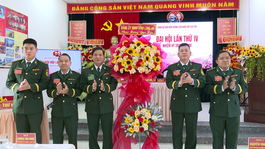 Đại tá Dương Văn Dược, Bí thư Đảng uỷ, Chính ủy BĐBP tỉnh tặng hoa chúc mừng Đại hội Đảng bộ Đồn Biên phòng cửa khẩu Mỹ Quý Tây Đại tá Dương Văn Dược, Bí thư Đảng uỷ, Chính ủy BĐBP tỉnh tặng hoa chúc mừng Đại hội Đảng bộ Đồn Biên phòng cửa khẩu Mỹ Quý Tây