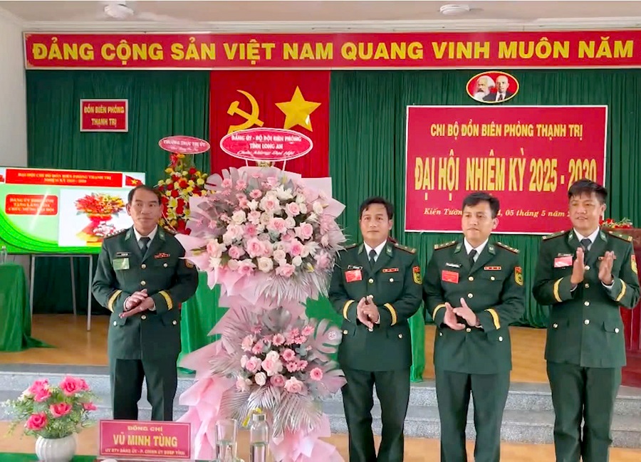 Đại tá Vũ Minh Tùng, Ủy viên BTV Đảng ủy, Phó Chính ủy BĐBP tỉnh tặng hoa chúc mừng Đại hội Chi bộ Đồn Biên phòng Thạnh Trị Đại tá Vũ Minh Tùng, Ủy viên BTV Đảng ủy, Phó Chính ủy BĐBP tỉnh tặng hoa chúc mừng Đại hội Chi bộ Đồn Biên phòng Thạnh Trị