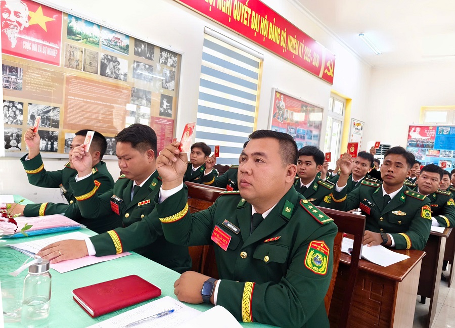 Các đại biểu biểu quyết thông qua văn kiện đại hội tại Đại hội Đảng bộ Đồn Biên phòng CKQT Bình Hiệp Các đại biểu biểu quyết thông qua văn kiện đại hội tại Đại hội Đảng bộ Đồn Biên phòng CKQT Bình Hiệp