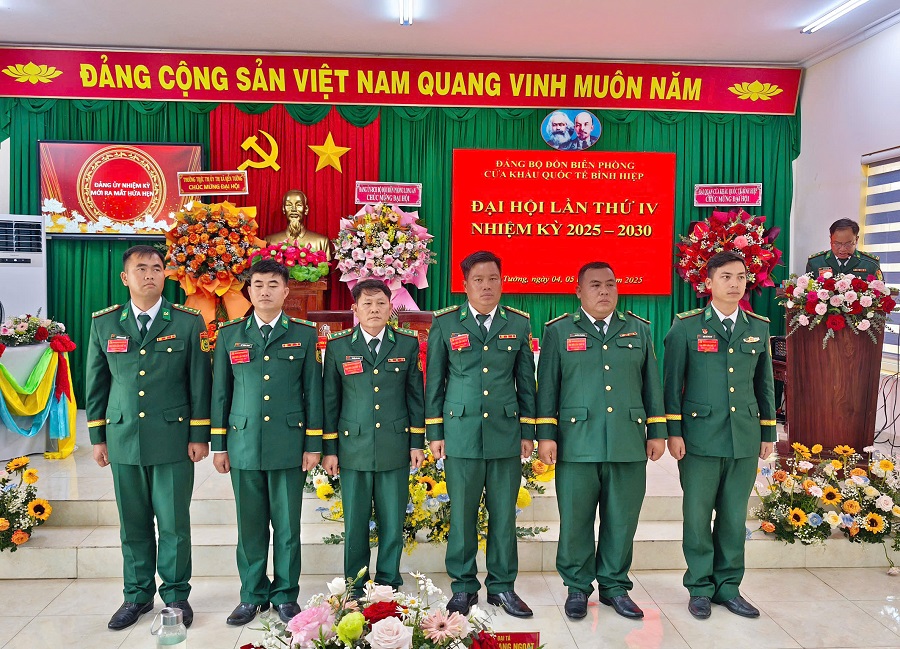Ban Chấp hành Đảng bộ Đồn Biên phòng CKQT Bình Hiệp nhiệm kỳ mới ra mắt tại đại hội Ban Chấp hành Đảng bộ Đồn Biên phòng CKQT Bình Hiệp nhiệm kỳ mới ra mắt tại đại hội