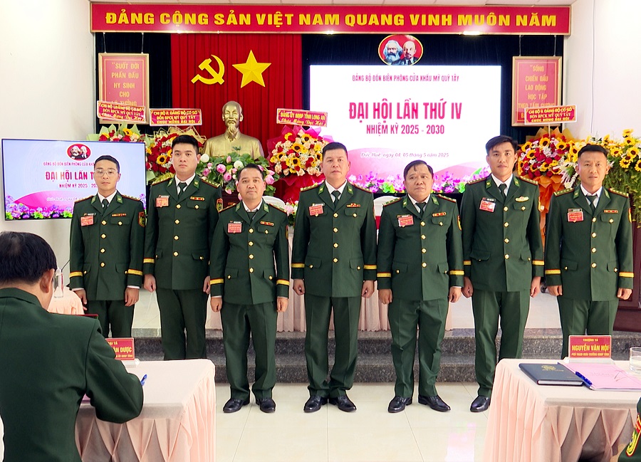 Ban Chấp hành Đảng bộ Đồn Biên phòng cửa khẩu Mỹ Quý Tây nhiệm kỳ mới ra mắt tại đại hội Ban Chấp hành Đảng bộ Đồn Biên phòng cửa khẩu Mỹ Quý Tây nhiệm kỳ mới ra mắt tại đại hội