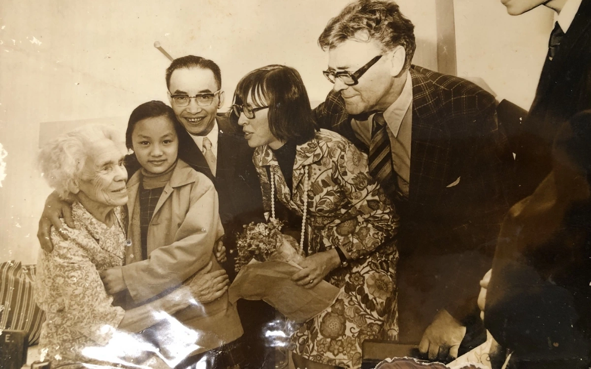 Tiến sĩ Bùi Phương Lan (thứ 2 từ trái sang), Đại sứ Nguyễn Việt (thứ 3 từ trái sang) bên những người bạn Thụy Điển năm 1976 (ảnh do gia đình Đại sứ Nguyễn Việt cung cấp). Tiến sĩ Bùi Phương Lan (thứ 2 từ trái sang), Đại sứ Nguyễn Việt (thứ 3 từ trái sang) bên những người bạn Thụy Điển năm 1976 (ảnh do gia đình Đại sứ Nguyễn Việt cung cấp).