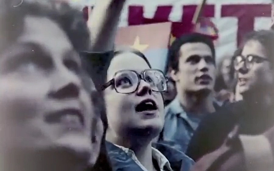 Người dân Thụy Điển hát vang bài “Giải phóng miền Nam” trước tòa nhà văn phòng đại diện của Mặt trận Dân tộc giải phóng miền Nam Việt Nam ở Stockholm. Ảnh: Victory Vietnam. Người dân Thụy Điển hát vang bài “Giải phóng miền Nam” trước tòa nhà văn phòng đại diện của Mặt trận Dân tộc giải phóng miền Nam Việt Nam ở Stockholm. Ảnh: Victory Vietnam.