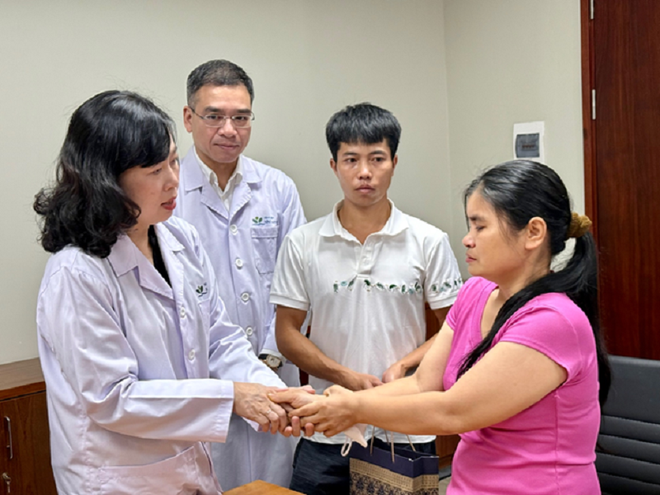 Bộ trưởng Bộ Y tế, Đào Hồng Lan động viên gia đình Bộ trưởng Bộ Y tế, Đào Hồng Lan động viên gia đình