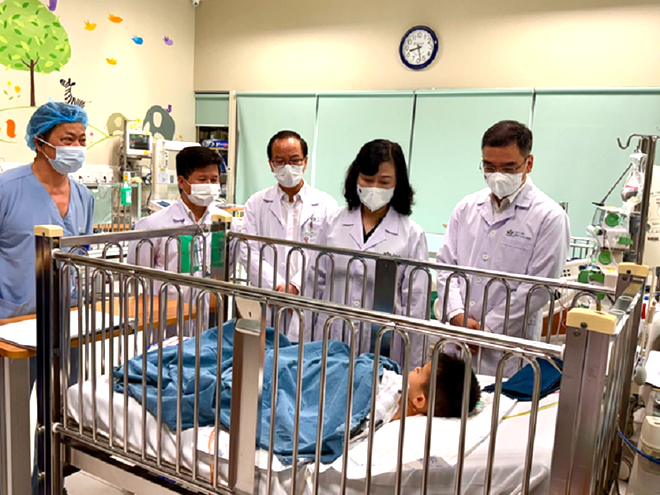 Bộ trưởng Bộ Y tế thăm bệnh nhi M.T.A của vụ việc Bệnh viện Đa khoa Nam Định