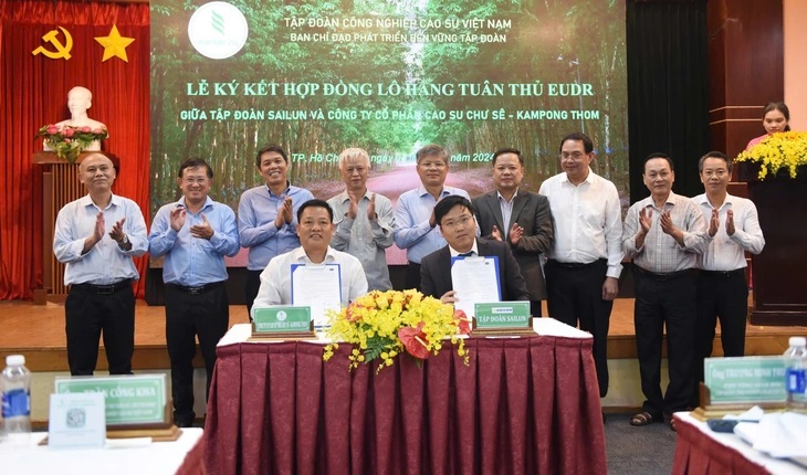Công ty CP Cao su Chư Sê Kampong Thom (đơn vị thành viên của VRG đầu tư tại Campuchia) và Tập đoàn Sailun ký kết hợp đồng mua bán mủ cao su đáp ứng quy định chống phá rừng của Liên minh châu Âu (EUDR) chiều 3-12-2024 - Ảnh: VRG Công ty CP Cao su Chư Sê Kampong Thom (đơn vị thành viên của VRG đầu tư tại Campuchia) và Tập đoàn Sailun ký kết hợp đồng mua bán mủ cao su đáp ứng quy định chống phá rừng của Liên minh châu Âu (EUDR) chiều 3-12-2024 - Ảnh: VRG
