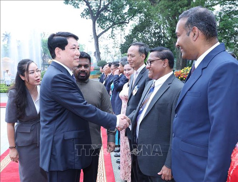 Tổng thống Anura Kumara Dissanayaka giới thiệu thành viên đoàn Sri Lanka với Chủ tịch nước Lương Cường. Ảnh: TTXVN Tổng thống Anura Kumara Dissanayaka giới thiệu thành viên đoàn Sri Lanka với Chủ tịch nước Lương Cường. Ảnh: TTXVN