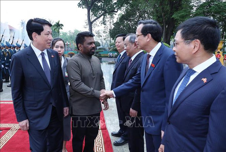 Chủ tịch nước Lương Cường giới thiệu thành viên đoàn Việt Nam với Tổng thống Sri Lanka Anura Kumara Dissanayaka. Ảnh: TTXVN Chủ tịch nước Lương Cường giới thiệu thành viên đoàn Việt Nam với Tổng thống Sri Lanka Anura Kumara Dissanayaka. Ảnh: TTXVN