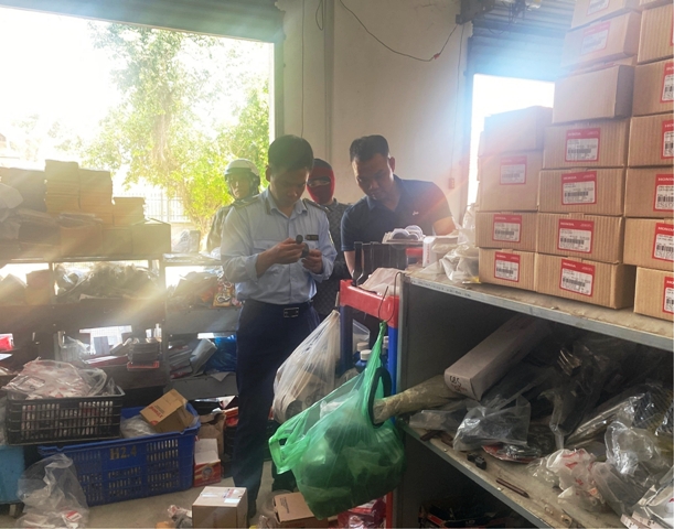 Lực lượng chức năng kiểm tra tại cơ sở kinh doanh. Lực lượng chức năng kiểm tra tại cơ sở kinh doanh.