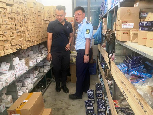 Xử phạt một cơ sở kinh doanh buôn bán hàng giả mạo nhãn hiệu