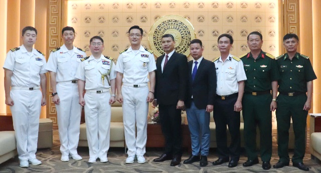 Lãnh đạo thành phố chụp ảnh lưu niệm với đoàn công tác của tàu hải quân Hàn Quốc Lãnh đạo thành phố chụp ảnh lưu niệm với đoàn công tác của tàu hải quân Hàn Quốc