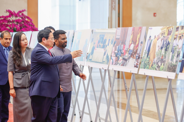Thủ tướng Phạm Minh Chính và Tổng thống Sri Lanka Anura Kumara Dissanayaka tham quan trưng bày ảnh về quan hệ hợp tác giữa hai nước - Ảnh: VGP/Nhật Bắc