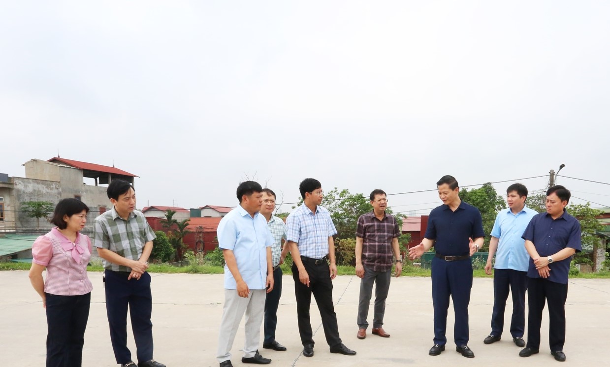 Chủ tịch UBND tỉnh Vương Quốc Tuấn (thứ 3 từ phải qua) kiểm tra hiện trạng tuyến đê hữu Cầu, đoạn qua phường Hoà Long (thành phố Bắc Ninh).