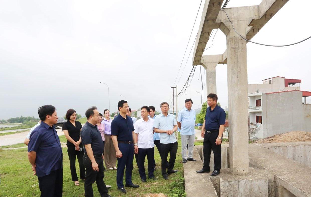 Chủ tịch UBND tỉnh Vương Quốc Tuấn (thứ 3 từ trái qua) kiểm tra dự án cải tạo nâng cấp trạm bơm Hữu Chấp, phường Hòa Long, thành phố Bắc Ninh.