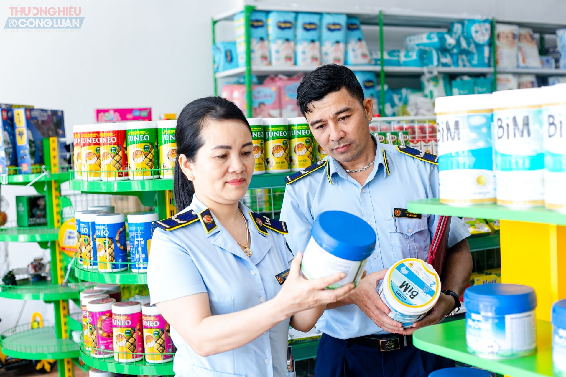 Lực lượng Quản lý thị trường tỉnh Thanh Hóa kiểm tra các sản phẩm sữa đang kinh doanh tại Shop Donal Mẹ và Bé trên địa bàn huyện Hoằng Hóa