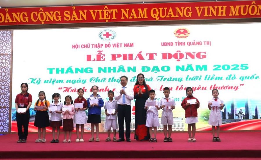 Phó Chủ tịch UBND tỉnh Quảng Trị Lê Đức Tiến trao học bổng cho các em học sinh vượt khó học giỏi.