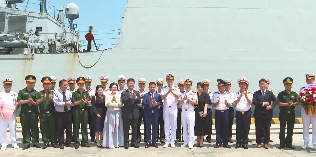 Các đại biểu đón thuỷ thủ đoàn tàu Kang Gam Chang Các đại biểu đón thuỷ thủ đoàn tàu Kang Gam Chang