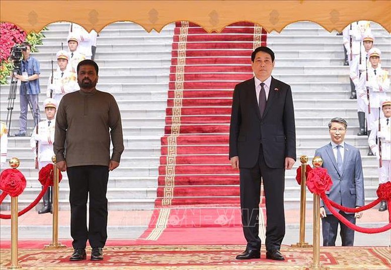 Chủ tịch nước Lương Cường và Tổng thống Sri Lanka Anura Kumara Dissanayaka trên bục danh dự, nghe quân nhạc cử Quốc thiều hai nước. Ảnh: TTXVN Chủ tịch nước Lương Cường và Tổng thống Sri Lanka Anura Kumara Dissanayaka trên bục danh dự, nghe quân nhạc cử Quốc thiều hai nước. Ảnh: TTXVN