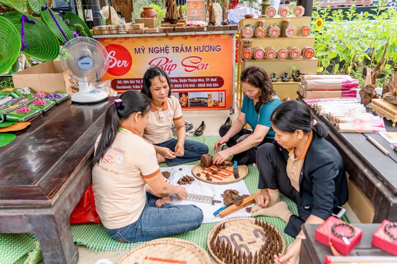 Trưng bày sản phẩm làng nghề Trưng bày sản phẩm làng nghề