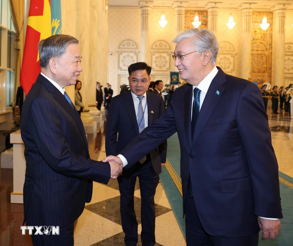 Tổng thống Kazakhstan Kassym-Jomart Tokayev đón Tổng Bí thư Tô Lâm và Phu nhân - Ảnh: TTXVN